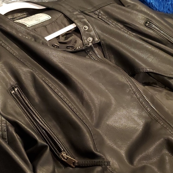 BLACK JACKET - Picture 10 of 12